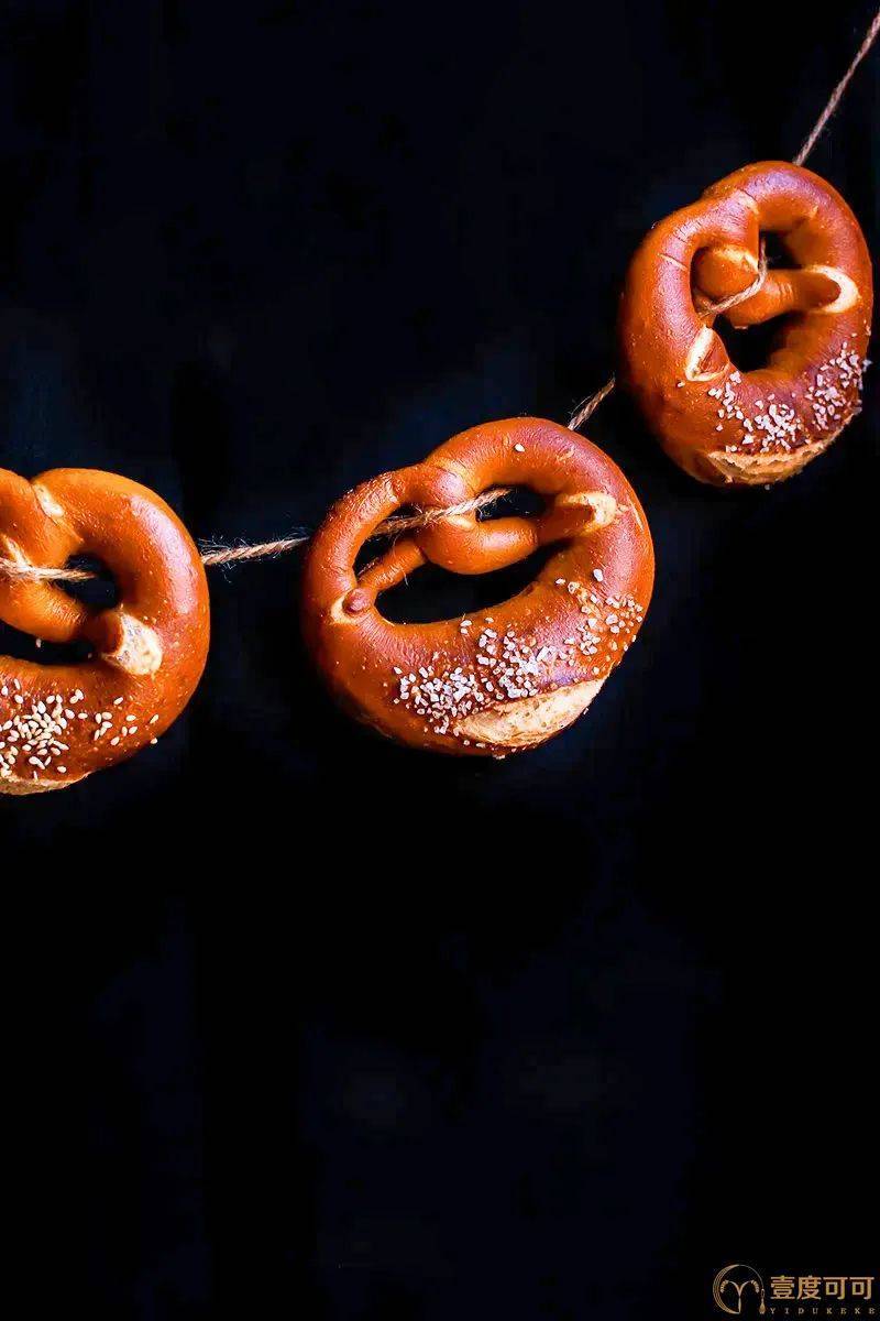 20,撒上盐或谷物(芝麻,向日葵种子……),然后用刀片在椒盐卷饼最厚的