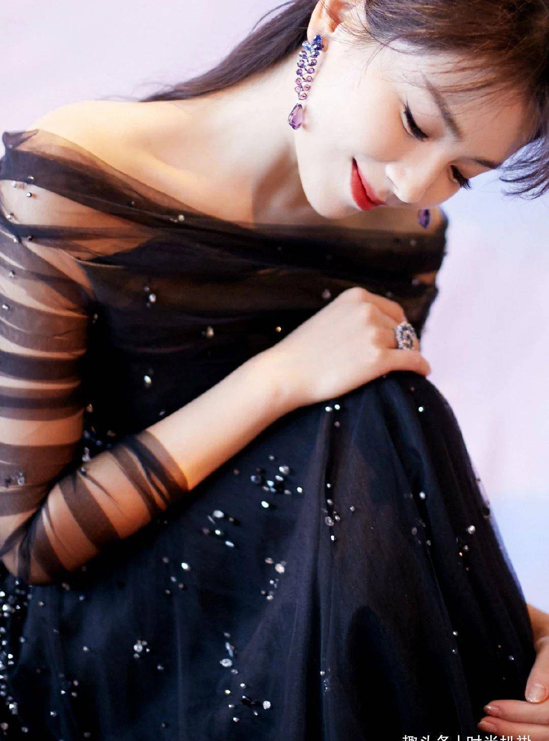 同样是40 女明星,刘涛小陶虹默契穿小黑裙,气质差的不是一点_礼服