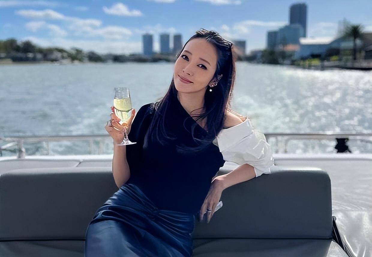 43岁侯佩岑坐游艇出海,拿香槟晒长裙美照,姐姐的状态和气质超好_生活