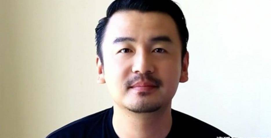 雷佳音大学时期旧照曝光,颜值超正太,网友:那时候头也不大啊?