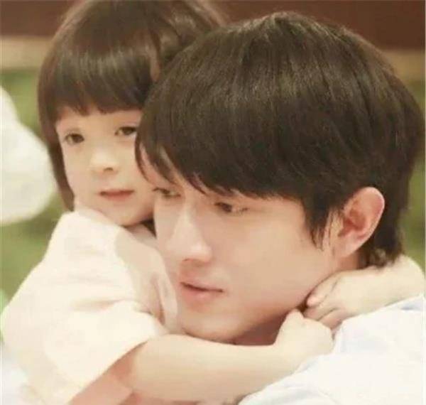 同样当薛之谦吻哈琳的时候,华晨宇宠溺她的时候,一瞬间也是特别的有爱