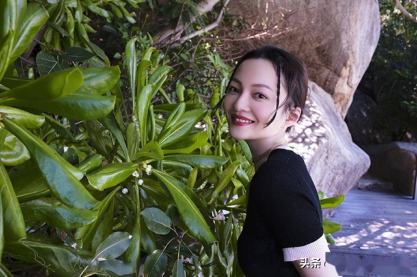 张韶涵海边小岛沐浴阳光 纤细窈窕笑容感染力似太阳_比例_身材_上衣