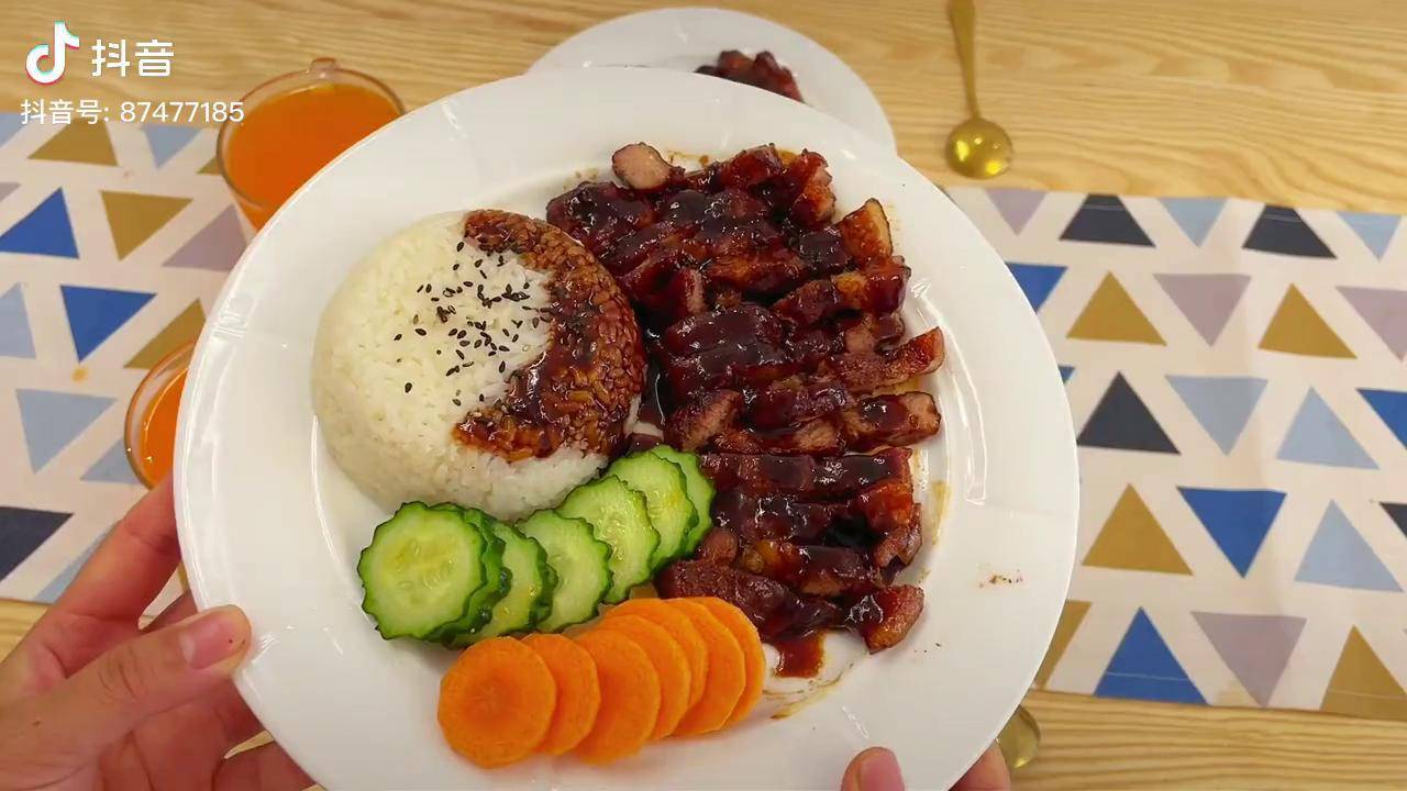 家有小学生,11:00按时准备午餐,今天的蜜汁猪扒饭,只需简单的料汁