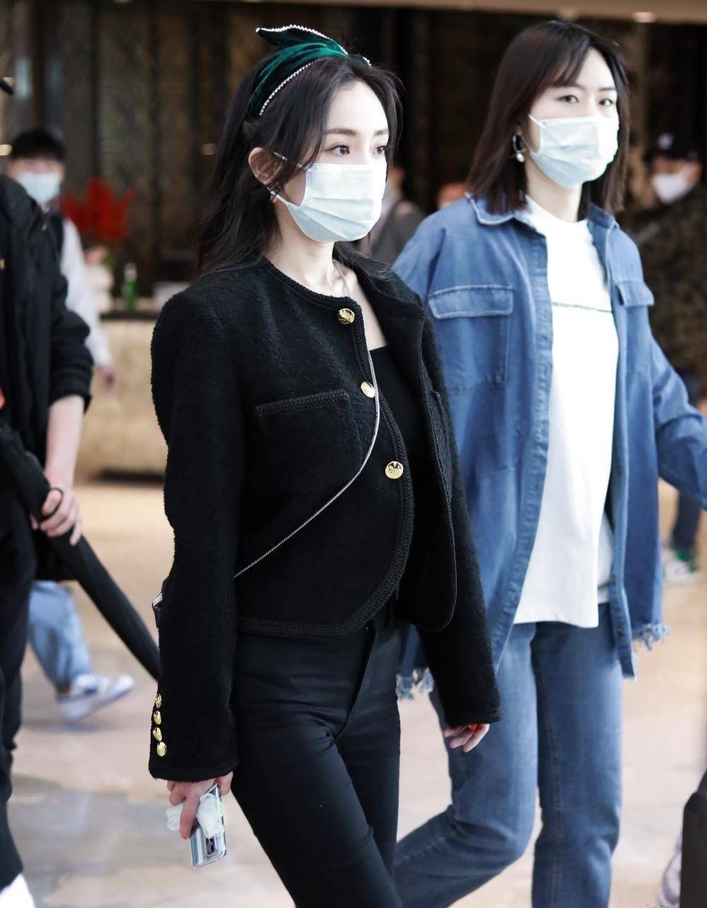 "杨幂"不愧是"顶流",一身黑酷炫穿搭亮相,气质丝毫不输超模_外套_黑色