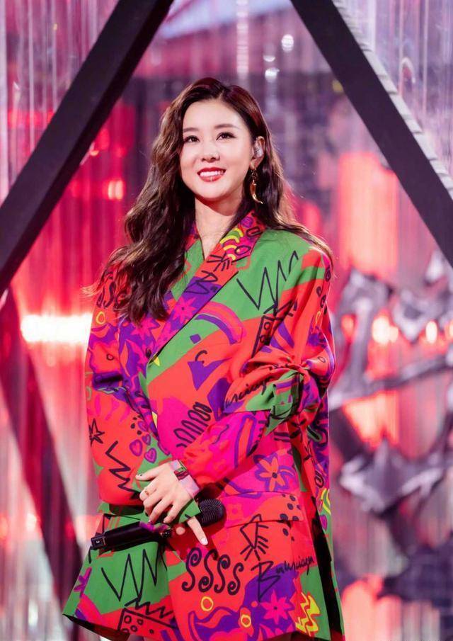 李小萌高调起来太惊艳,穿彩色涂鸦西装配长卷发,"唇钉"a爆_感觉_的