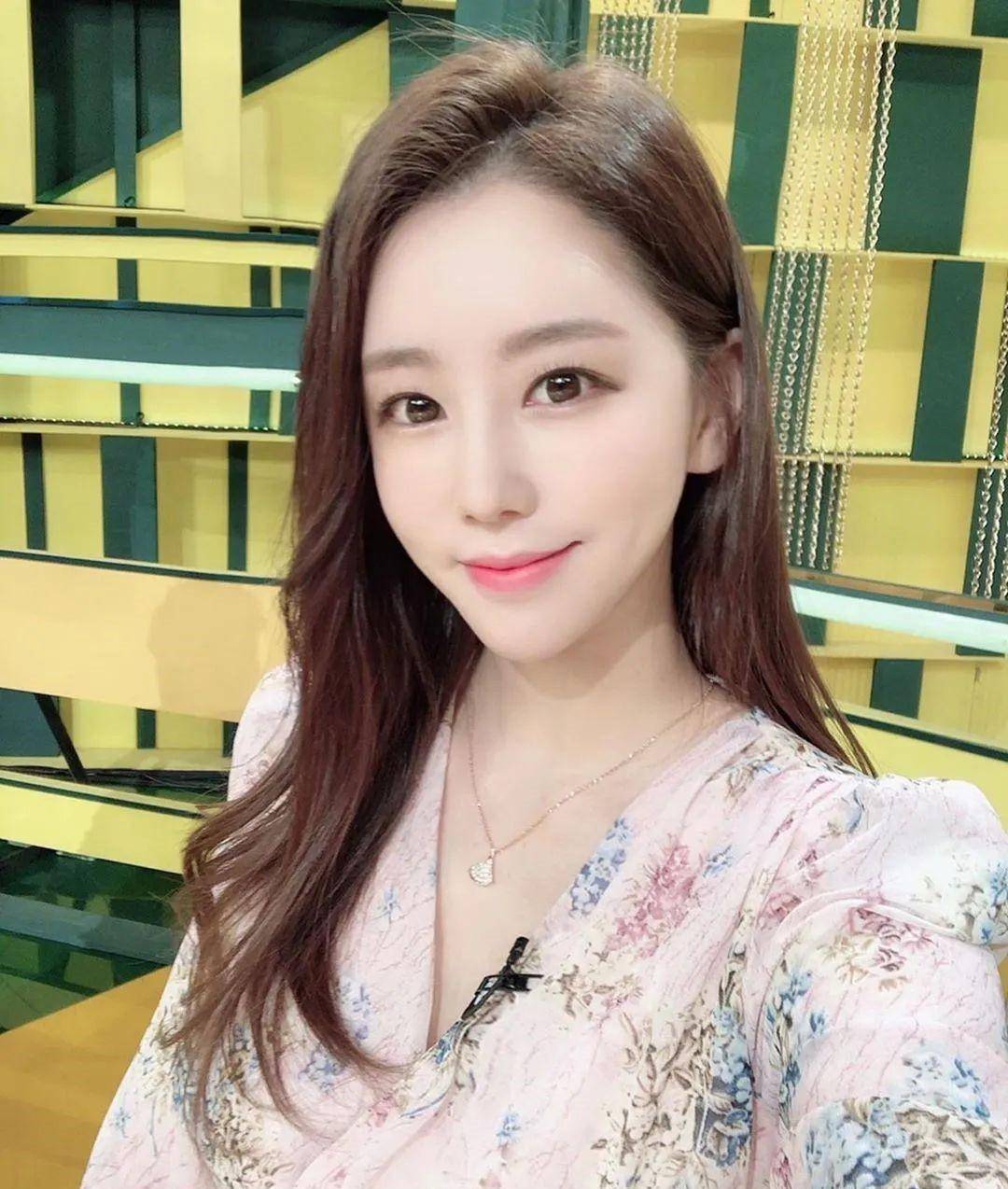 她是韩国体育电视台最美女主播,因被"骗"当"小三"隐退娱乐圈_黄宝美