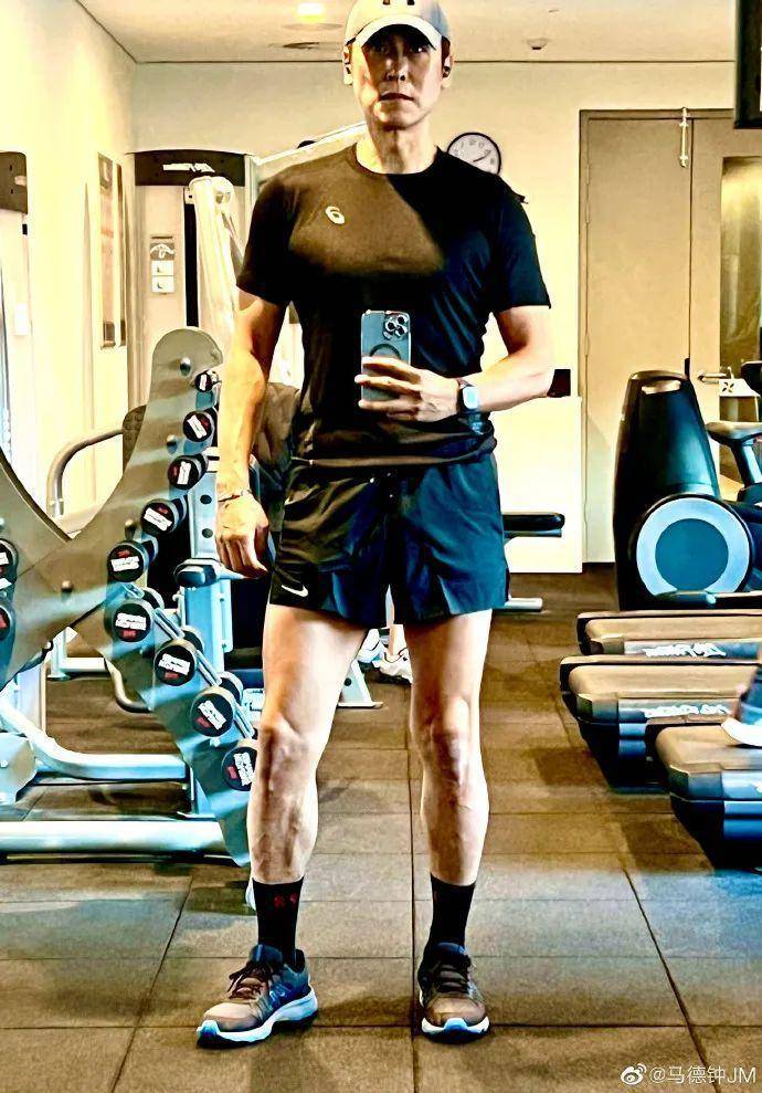 54岁tvb肌肉男神晒父子合照,却被吐槽:爹比儿子帅系列…_马德钟_gigi