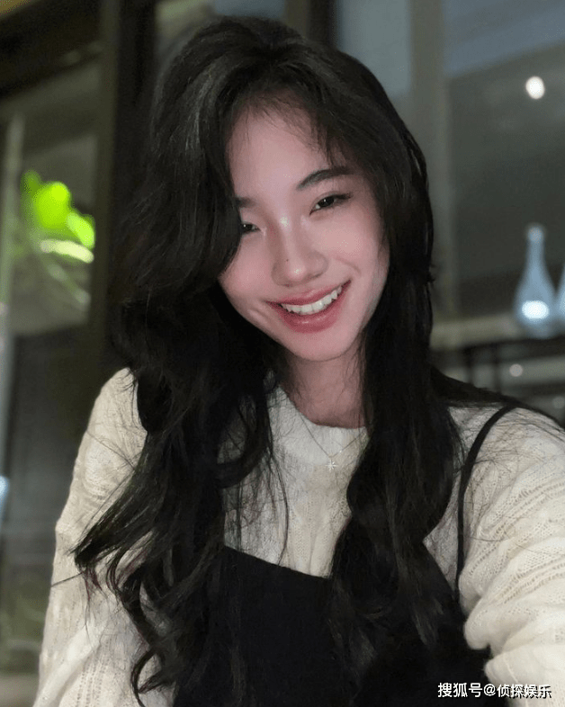 小S二女儿晒自摄影，14岁许韶恩妆发成熟，露齿笑标致诱人星范足