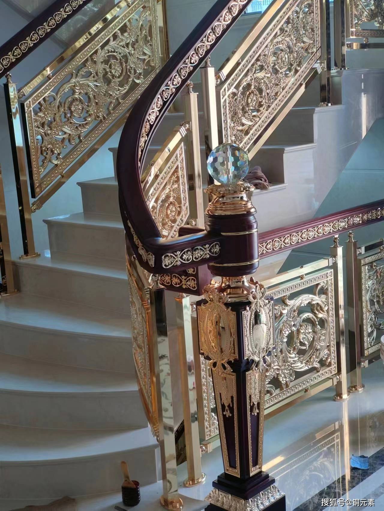 镀金色铜艺楼梯护栏 铜板楼梯围栏的装修手法_造型_艺术_难度