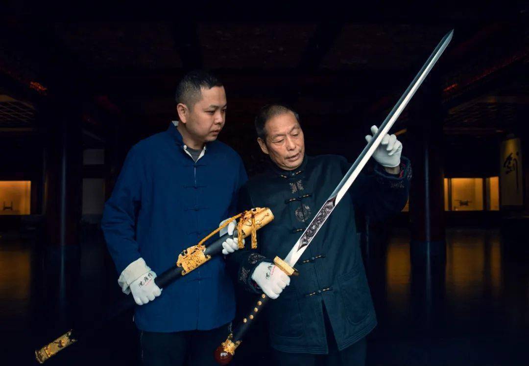 睿智豁达,眼界开阔,他的儿子沈州作为沈广隆剑铺第五代掌门人沉稳内敛