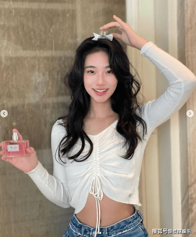 小S二女儿晒自摄影，14岁许韶恩妆发成熟，露齿笑标致诱人星范足