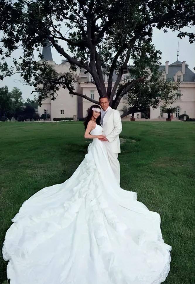 老公年轻帅气依旧,45岁的马雅舒状态越来越好,婚后她相夫教子与继女的