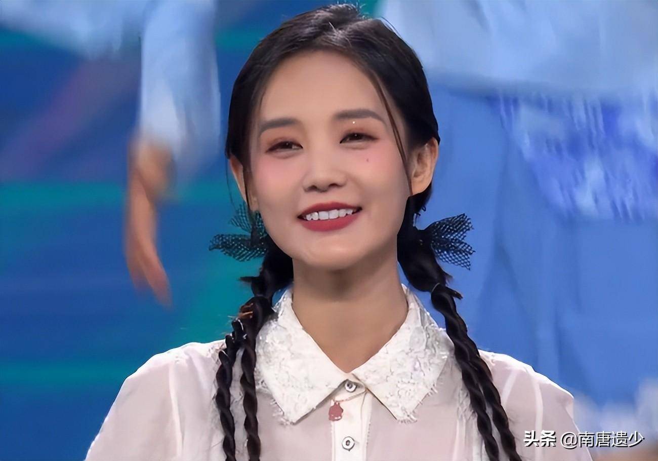 李一桐压轴登场,两边的头发扎成了四个细麻花辫,末端绑上黑色的蝴蝶结