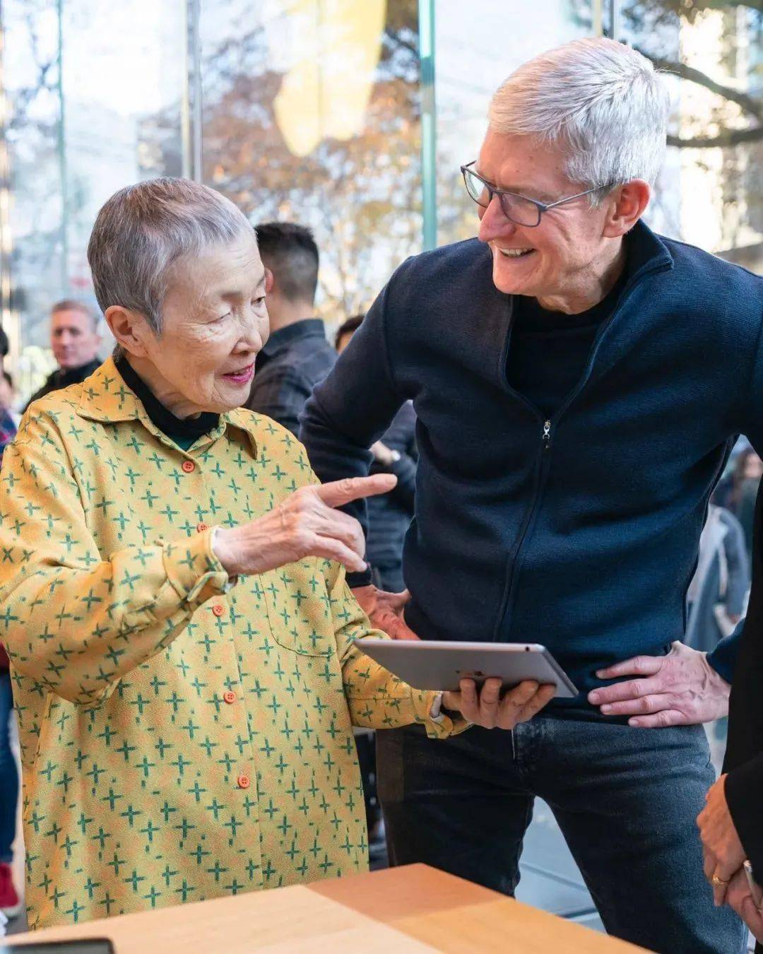 开发了一款专为老年人设计的手游还因此被苹果ceo蒂姆·库克邀请参加