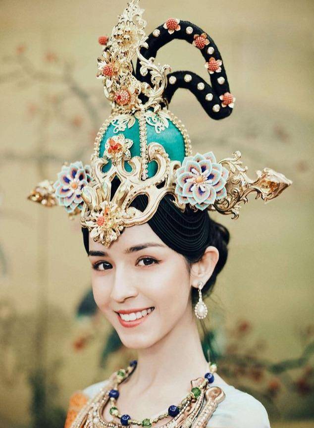 哈妮克孜:一夜爆红,被封为新疆四美,陈赫黄晓明都是她的助推手_父母