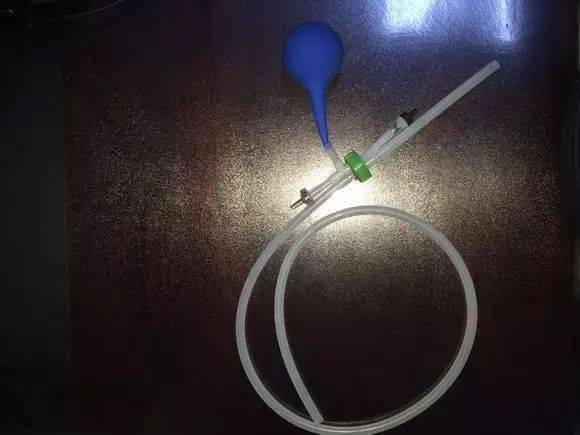 4mm通气管,2个单向阀,一个三通,一个直通,一个皮吹子,一个饮料瓶