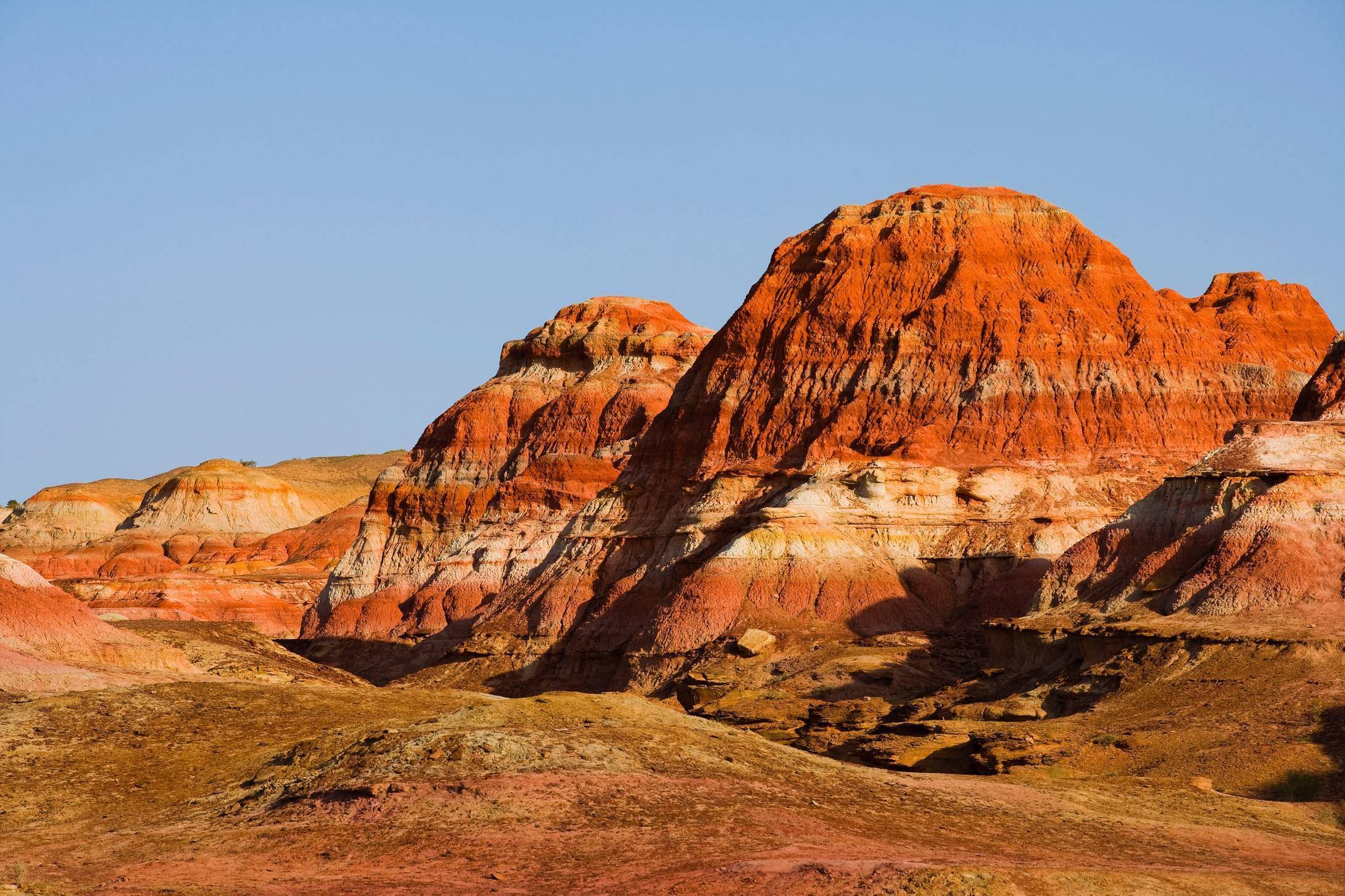 五彩城又呈"雅丹地貌",远望近观,状如城廓,五彩城由此得名_吉木萨尔