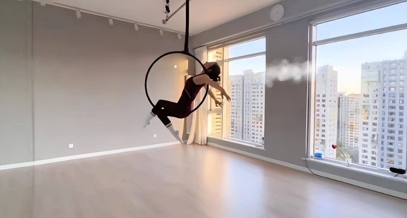 柳岩晒近照秀身材,挑战空中瑜伽高难度动作,瘦15斤后更美了_气质_减肥