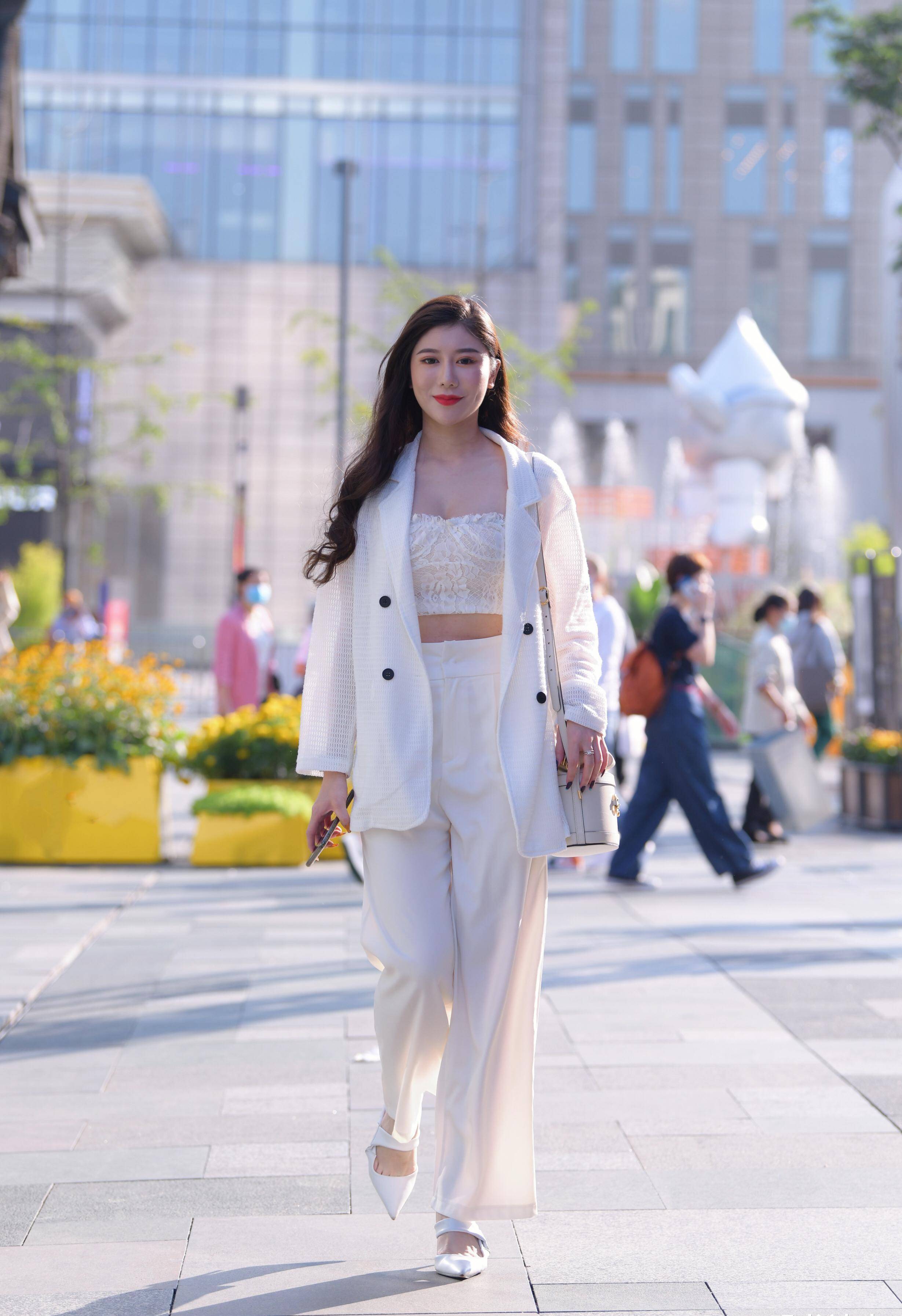 年轻女孩们百花齐放的美丽穿搭,总是街头里的一抹亮色_姐姐_时尚_缺点