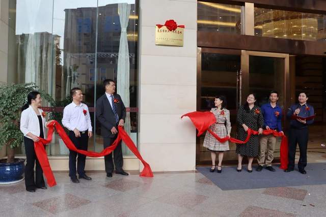 缘江国际酒店举行揭牌仪式,这是来宾市第三批也是武宣县首家市职工疗