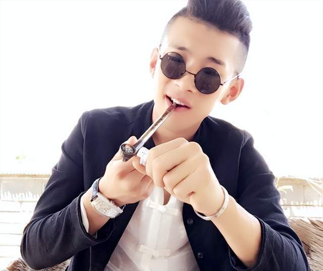 网红天佑在大连新开传媒公司,内部装修豪华,网友预言:年底回归_直播