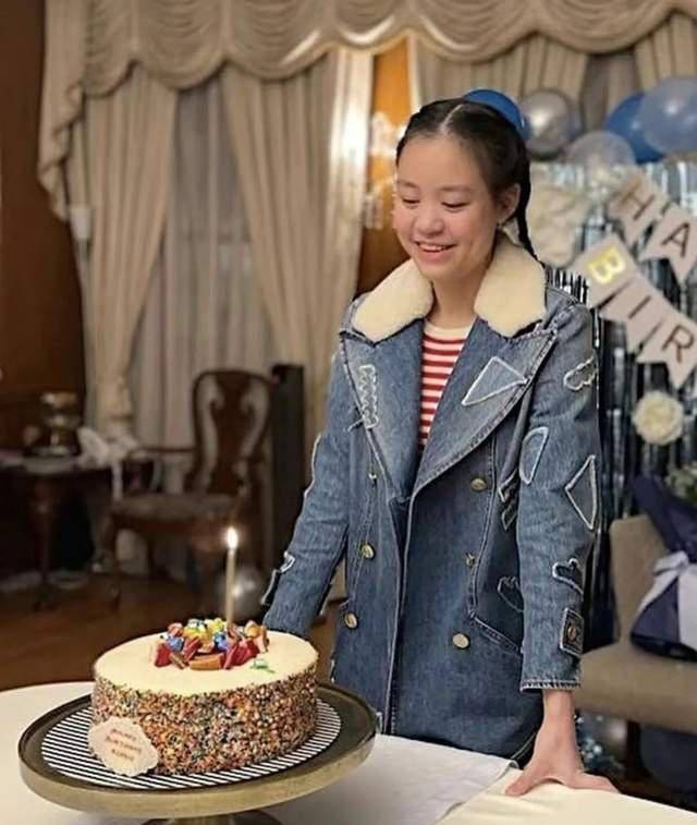 20岁生日,多年被冷待,不受宠的豪门千金有多难_吕丽君_女儿_父亲