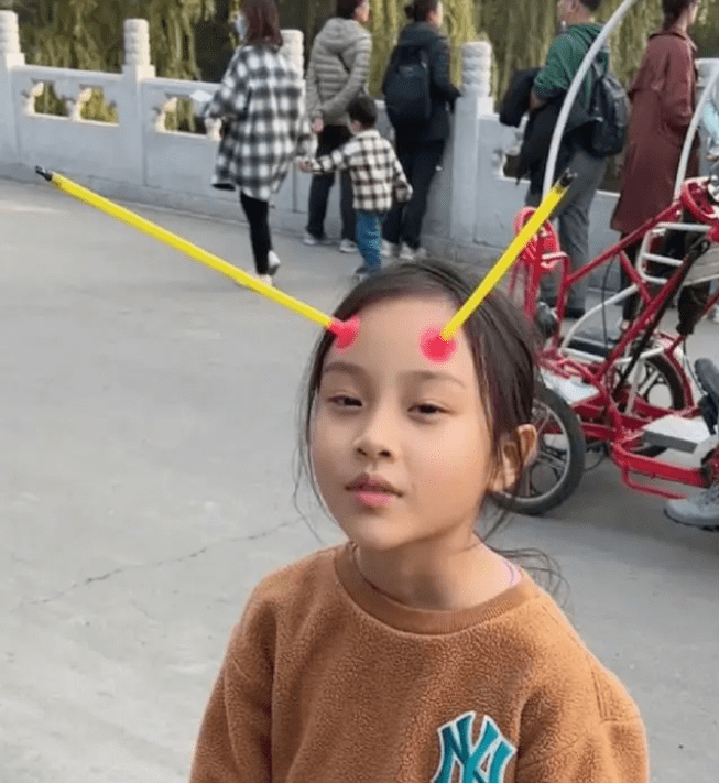 贾乃亮拍父女合照庆祝女儿生日,10岁的田馨撒着娇越长越漂亮_李小璐