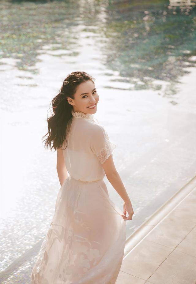 小林青霞春日写真亮相,一袭白色纱裙如清纯少女,羡慕这样的40岁_照片