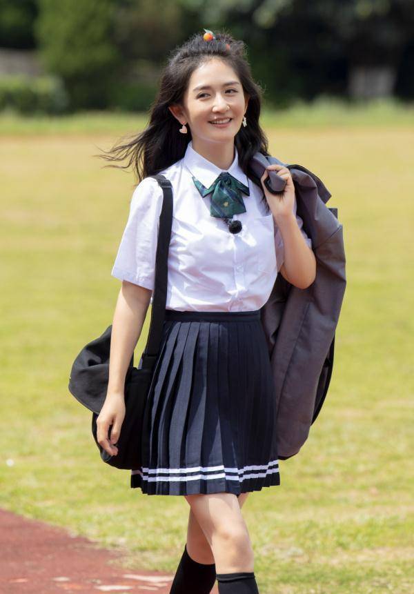 39岁谢娜穿校服,秀出"电棍腿"太吸睛,说是18岁少女不为过_效果_样子