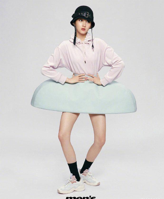 关晓彤瘦到脸颊都凹了,穿男装也要秀大长腿,不笑的时候有点凶_整组