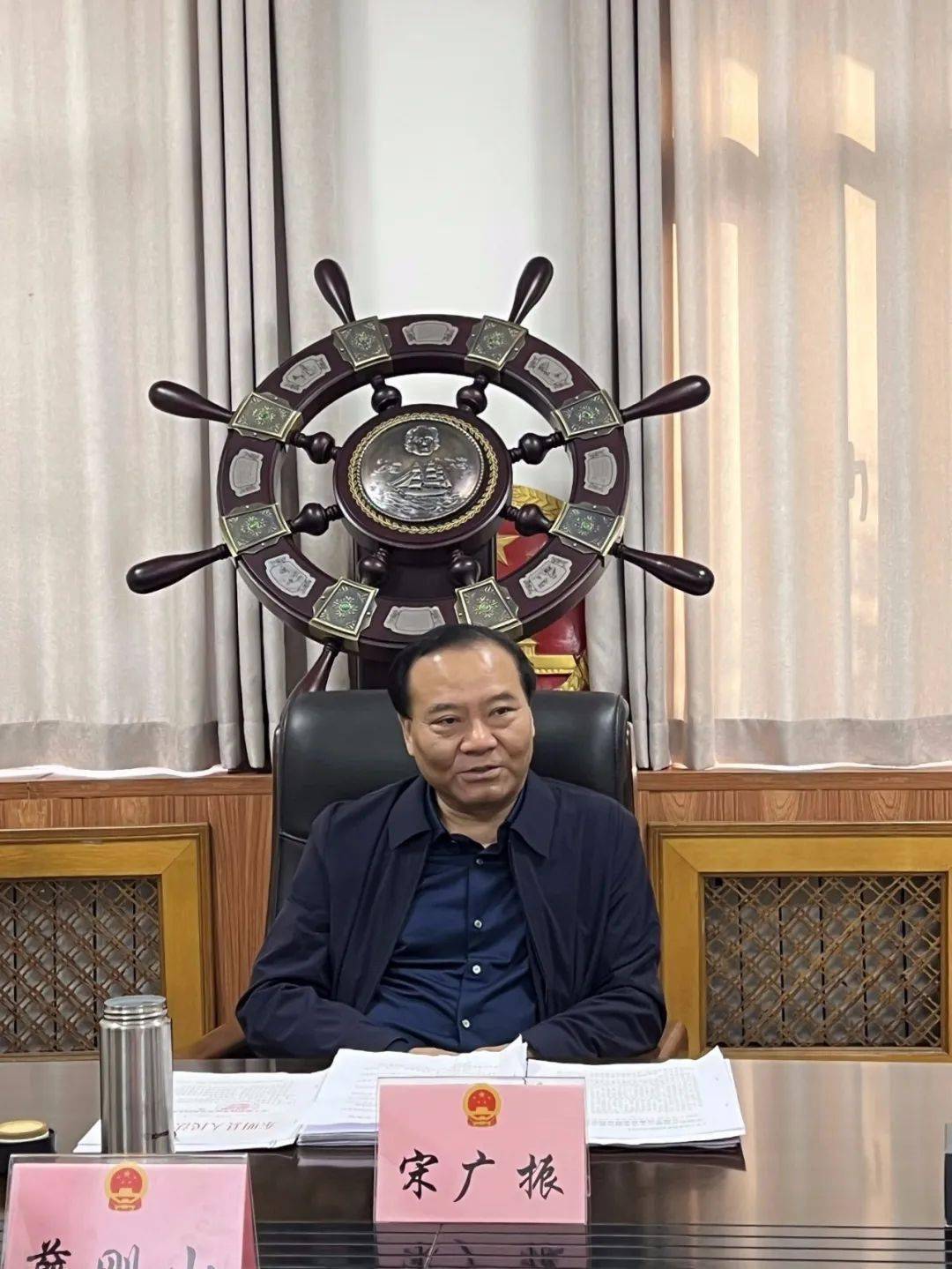 县人大常委会主任宋广振主持会议并讲话,副主任赵玉生,车