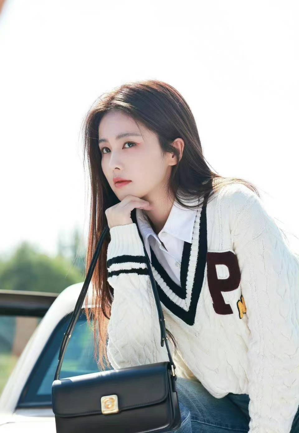 白鹿校园风毛衣配直筒牛仔裤,随性时尚,尽显青春少女魅力_白色_根底