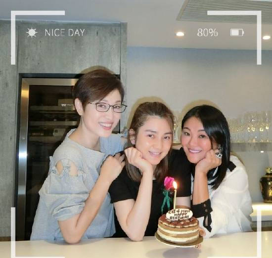 陈法蓉晒与好友合照庆生 喊话洪欣祝我俩生日快乐