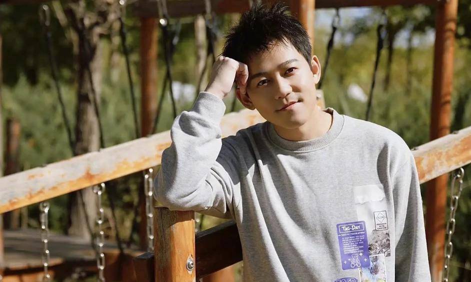 苏醒晒秋日穿搭,灰色卫衣搭配牛仔裤!