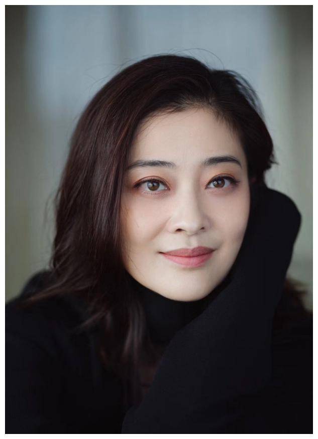 梅婷永远都是那么端庄得体,发型大气穿搭优雅,很精致很女人味!