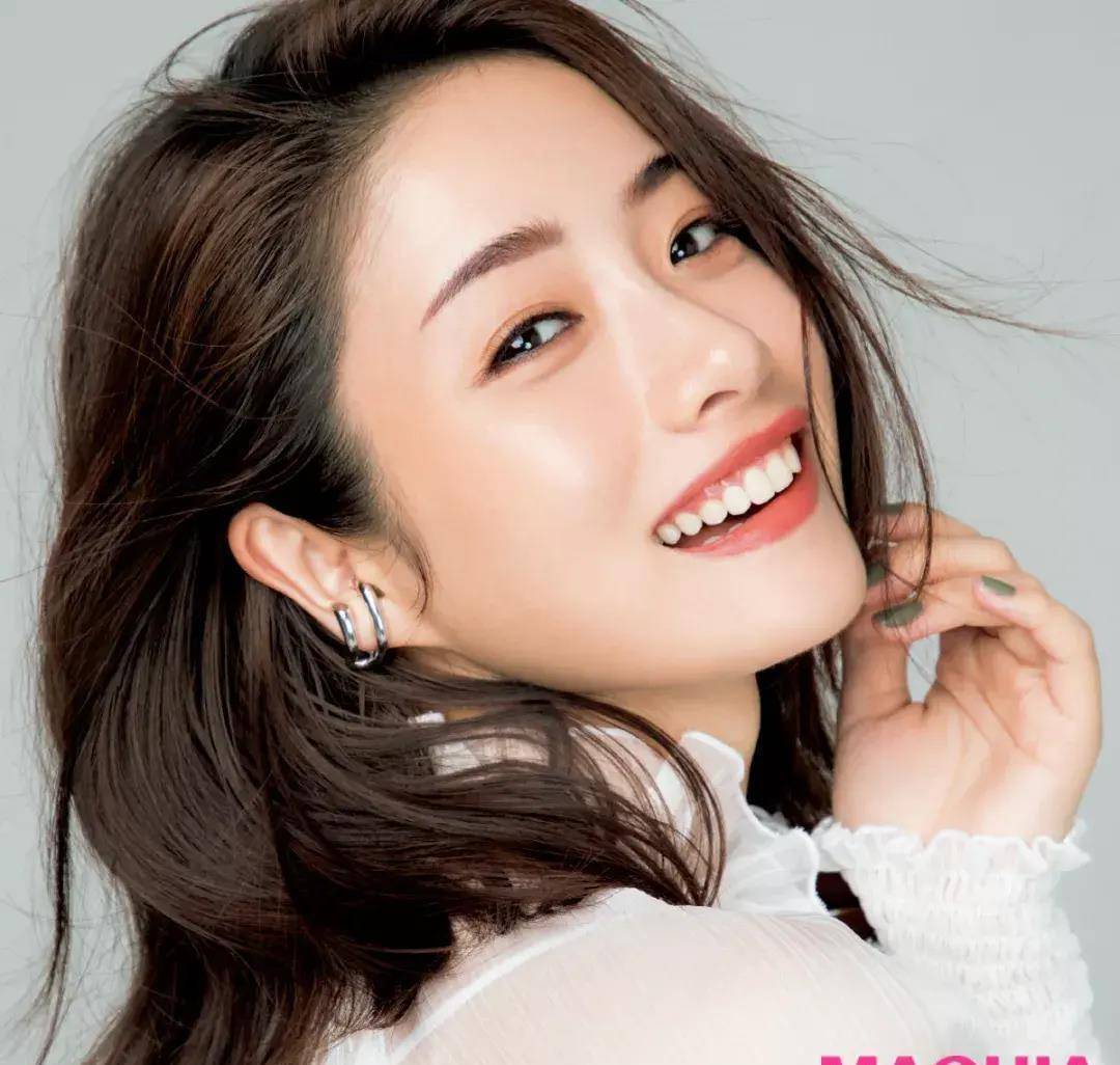 她变了,登上浪姐舞台后,万茜和石原里美的姐妹脸越来越不像了_笑容