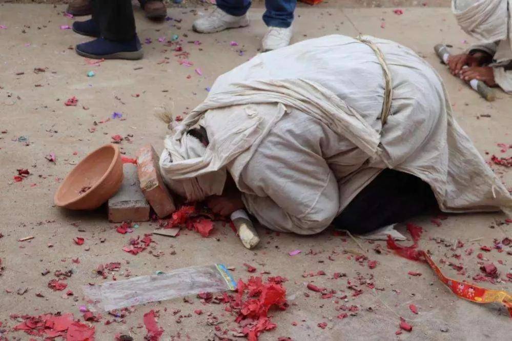 关于"摔丧盆"农村人常说"生老病死,人生大事",农村老人对死后的出殡