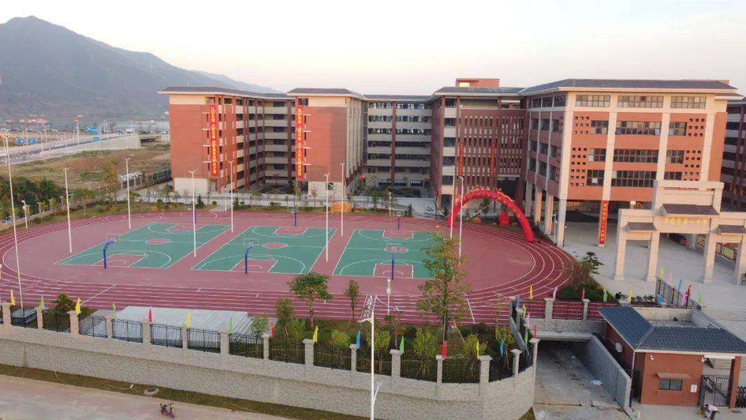 肇庆一中江滨校区初中部投入使用_项目_实景图_教室