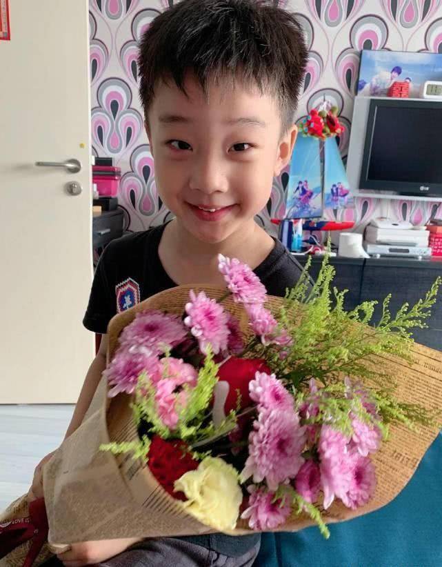 她有时也会在微博晒晒儿子.