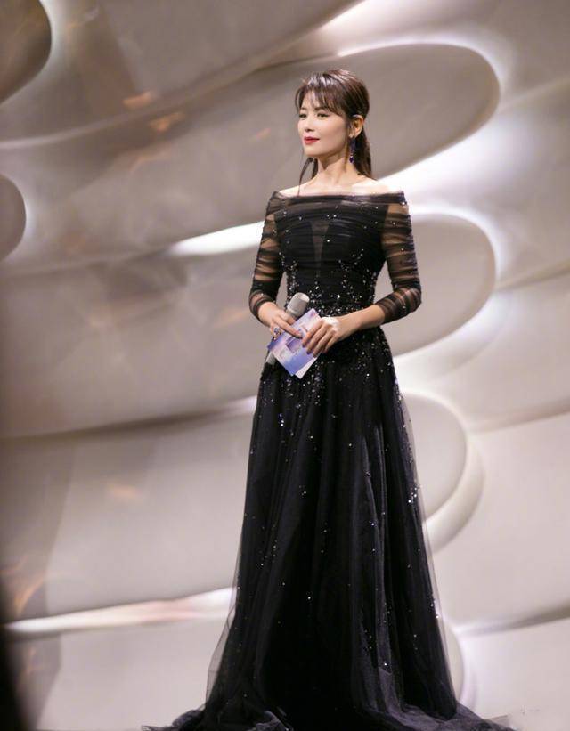 穿黑色闪钻长裙亮相,42岁美得优雅大气_礼服_的设计_刘涛