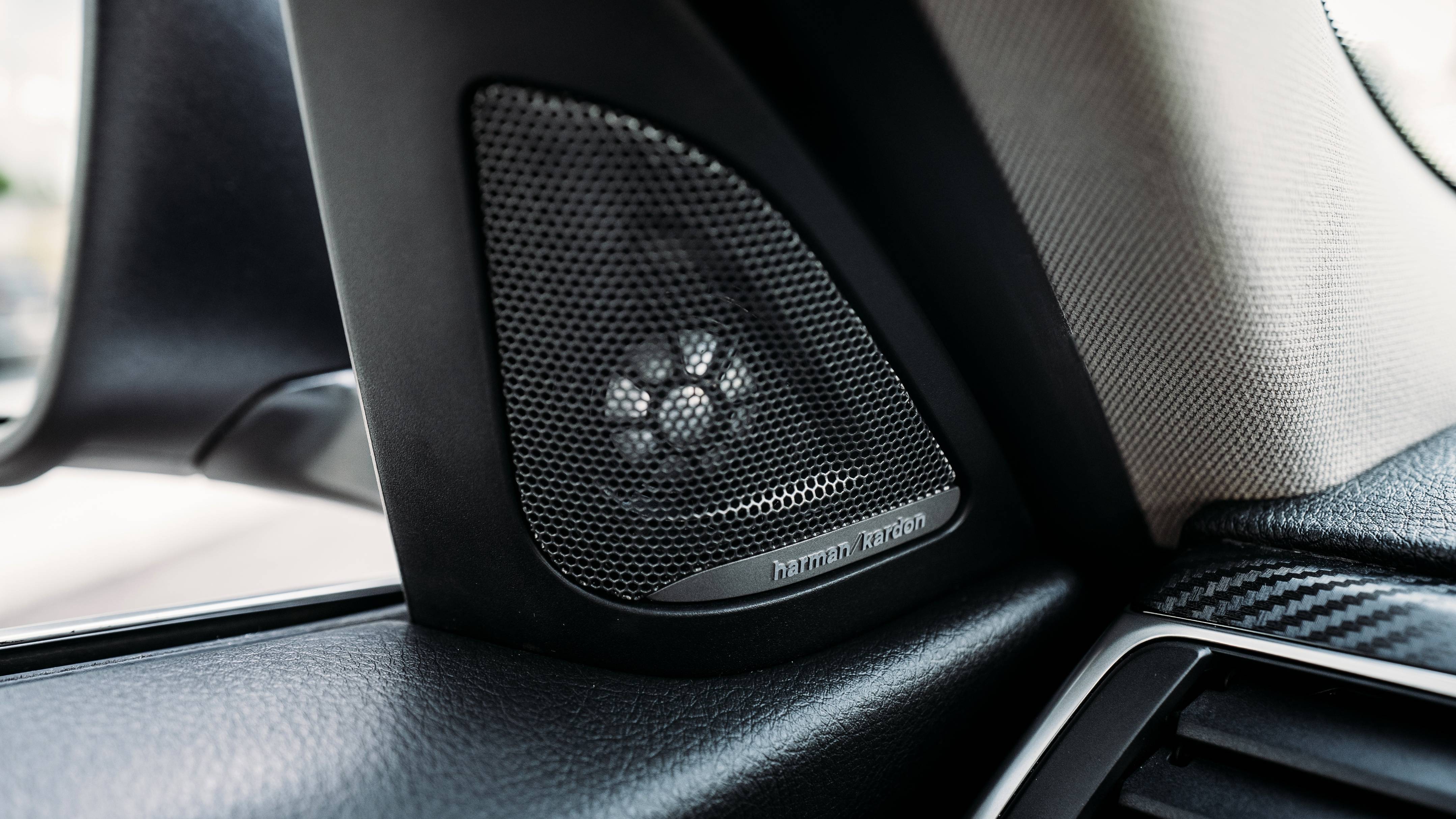 一辆炙手可热的轿车,还加装哈曼卡顿音响【宝马3系 320li 时尚型】