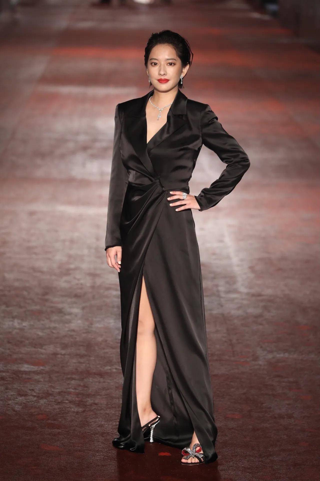 金钟奖红毯秀积水较多,林心如裙摆被浸湿,被调侃是吸水抹布 _明星_舞