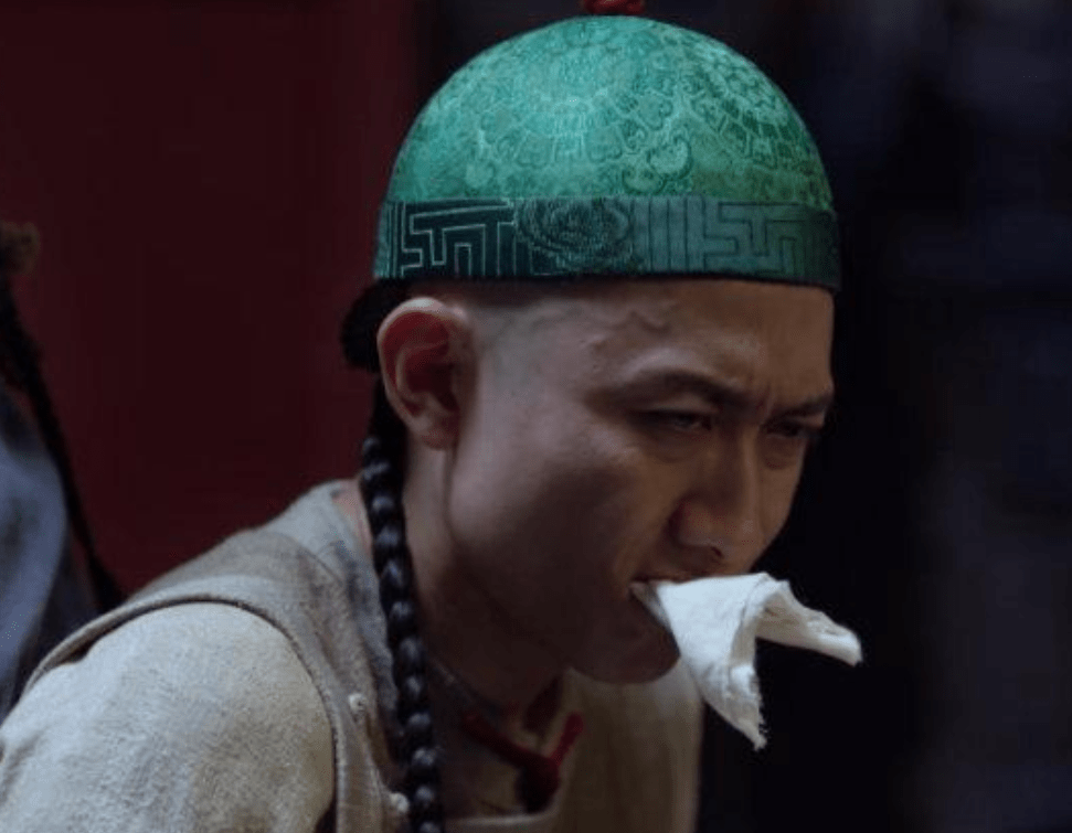 还有最近《隐秘而伟大》中丁放被绑架时,塞嘴里的那块抹布那才叫大