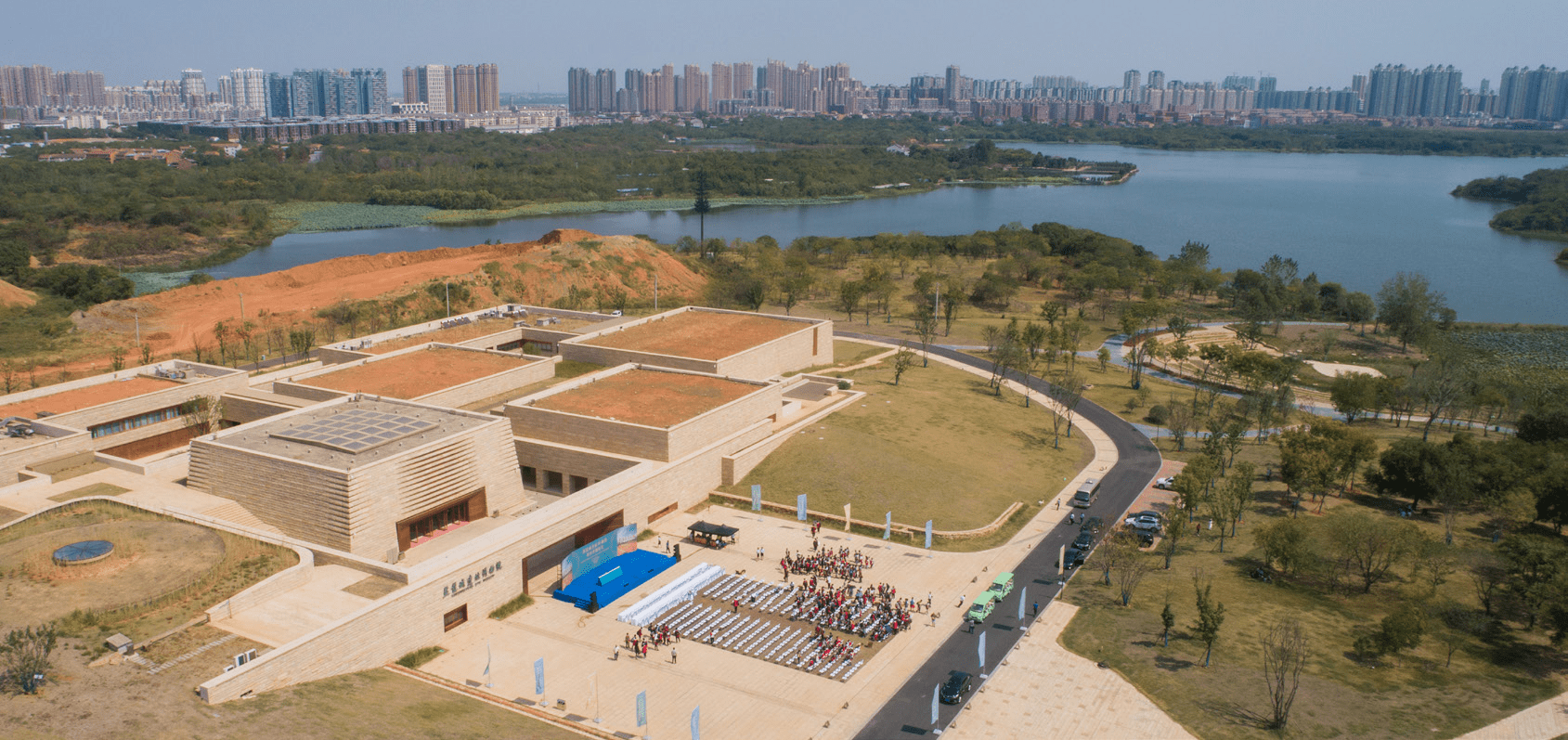 盤龍城遺址博物館博物館細節場景圖如今,盤龍城公園內,綠樹成蔭,草地