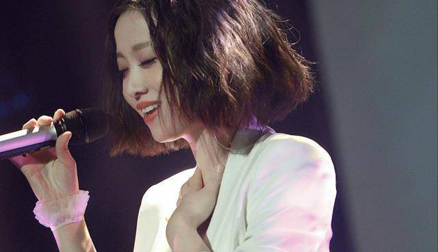 姚贝娜:天生的歌唱王者,一副展现写真照,竟"骗"了观众7年_音乐_父母