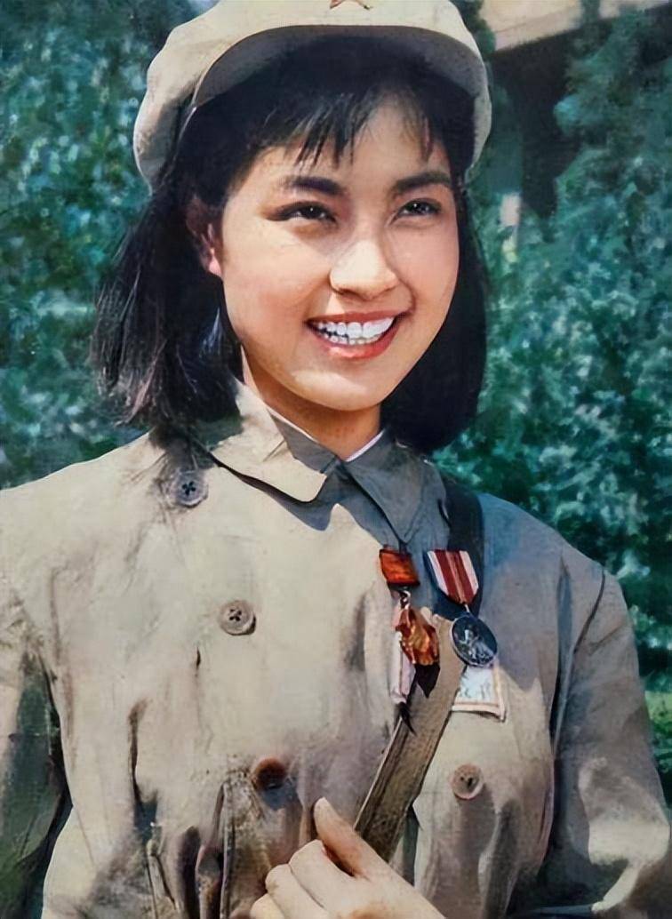 1975年,这个四川音乐学院附中毕业的女娃娃差点被《南海长城》击死.