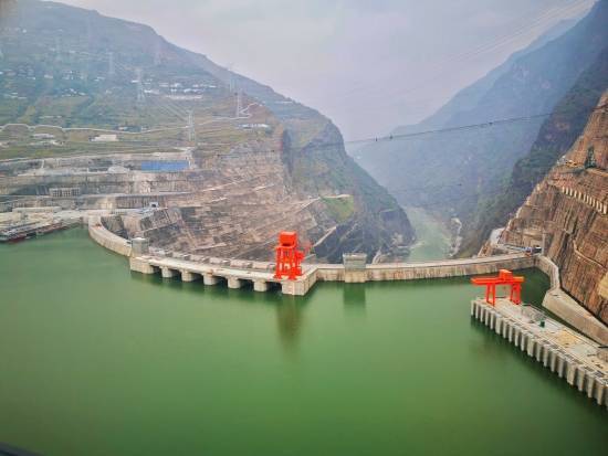 白鹤滩水电站大坝图片