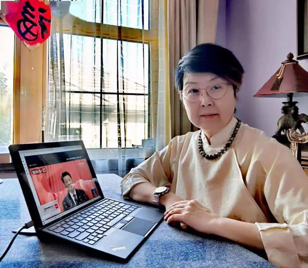 北京市妇联特邀代表,清华大学公共管理学院教授潘洁学习党的二十大