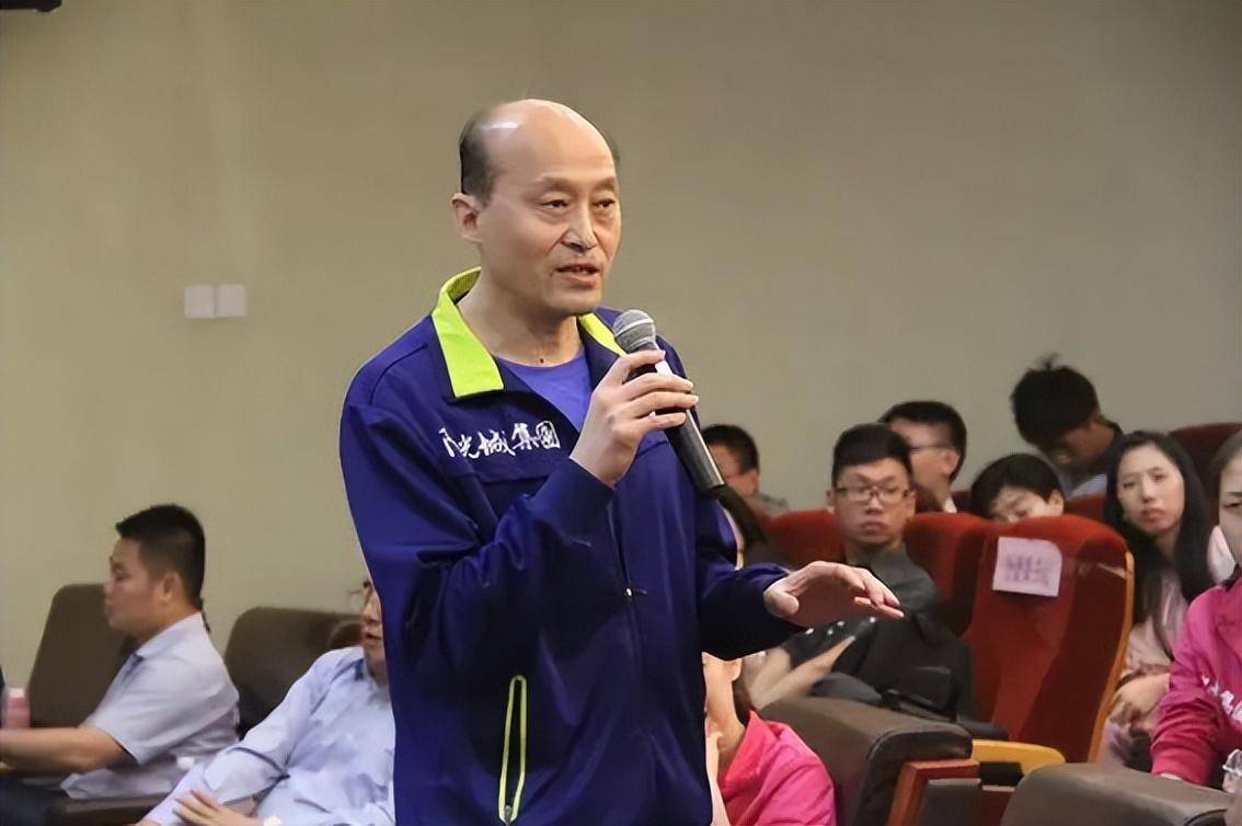 "白银一代"李艳:运动生涯有辉煌有遗憾,再婚后36岁做妈妈_中国女排