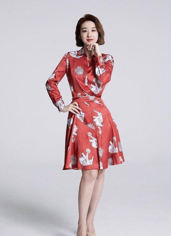 穆婷婷的身材真让人着迷,就算穿一身中性的西装,却仍然有女人味_职场